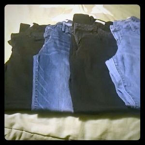 2 black jeans and 2 blue jeans